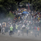 Manifestantes opositores se enfrentan a la Guardia Nacional Bolivariana (GNB) en Caracas.-MIGUEL GUTIÉRREZ (EFE)