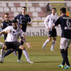 Adrián protege el balón en un choque disputado en El Plantío.-SANTI OTERO