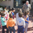 Rico (dcha.) y Pinto charlaron con algunos de los alumnos que han participado en el programa de este año.-R. ORDÓÑEZ
