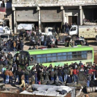 Vecinos de Alepo esperan a ser evacuados en un autobús del este de la ciudad, ayer.-SANA / AP