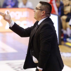 Diego Epifanio da instrucciones a sus jugadores, ayer.-SANTI OTERO