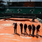 Operarios achican el agua en la central de Roland Garros.-AFP / CHRISTOPHE SIMON