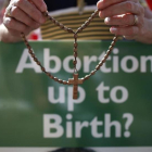 Manifestación en contra del aborto frente al Parlamento irlandés de Dublín en el 2013.-AFP / PETER MUHLY