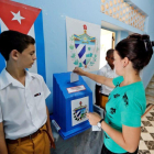 Una mujer vota en el referendo sobre la nueva Constitucion en La Habana, Cuba.-EFE