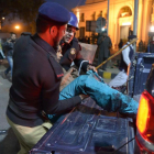Policías paquistanís trasladan a un herido en el atentado.-AFP