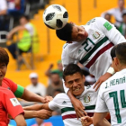 dson Álvarez cabecea entre varios jugadores de México y Corea del Sur.-AFP / JOE KLAMAR