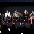 Las directoras Gwyneth Horder-Payton,  Liza Johnson,  Rachel Goldberg, Meera Menon,  Steph Green,  Alexis Ostrander y Maggie Kiley, en la mesa redonda organizada en Los Ángeles.-AFP / FREDERICK M BROWN