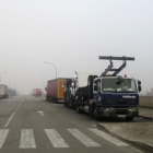 El lugar habilitado para aparcar dista unos metros de la zona comercial.-E. M.
