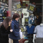 Imagen de carteles promocionales del ‘Black Friday’.-RAÚL G. OCHOA
