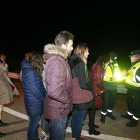 José, Laura y el resto de pasajeros ilesos esperan a que la Guardia Civil compruebe sus datos antes de seguir el viaje.-RAÚL G. OCHOA