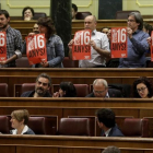 Los diputados de ERC muestran carteles a favor del voto a los 16 años en el hemiciclo del Congreso, el pasado 19 de abril.-JOSE LUIS ROCA