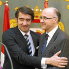 Suárez-Quiñones abraza a Ruiz Medrano el día de su nombramiento como subdelegado de Gobierno en León-El Mundo
