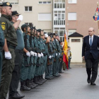 El ministro del Interior, Jorge Fernández Díaz, pasa revista a su llegada a los guardias civiles del cuartel de Vitoria, este jueves.-Foto:   ADRIÁN RUIZ DE HIERRO / EFE