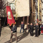 La procesión recorrió las principales calles de Poza antes de oficiar la misa solemne en la iglesia de San Cosme y San Damián.-G.G.