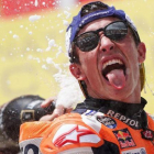 Marc Márquez (Honda) celebra su victoria y el título de constructores de Honda en el podio de Sepang.-ALEJANDRO CERESUELA