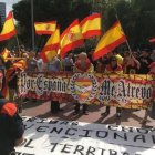 Una decena de ultras se concentraron a las puertas de Catalunya Ràdio para manifestarse contra la periodista Mònica Terribas.-/ PERIODICO