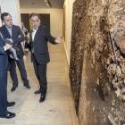 Javier del Campo explica ‘Charco-Tierra’, de Darío Villalba, a Óscar Martínez (c.) y Jorge Gutiérrez.-Santi Otero
