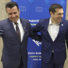 Los primeros ministros macedonio y griego, Zoran Zaev y Alexis Tsipras.-/ REUTERS / STOYAN NENOV