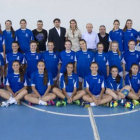 Foto de familia de la selección femenina junto a federativos, cuerpo técnico y miembros del Ayuntamiento de Burgos, ayer, en San Amaro.-ISRAEL L. MURILLO