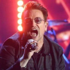 El cantante Bono está muy concienciado con la enfermedad desde que su padre falleció de cáncer en 2001.-KEVIN WINTER