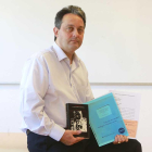 El docente e investigador venezolano, Pierre Monteagudo, en Burgos con un ejemplar de su nuevo libro.-RAÚL G. OCHOA