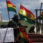 Policías amotinados contra Evo Morales, cerca del palacio presidencial en La Paz.-AP / JUAN KARITA
