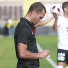 José Manuel Mateo toma notas durante el transcurso de un partido.-RAÚL OCHOA