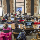 Padres y niños atienden a la explicación que los alumnos de Ingeniería Técncia realizan sobre el taller.-ISRAEL L. MURILLO