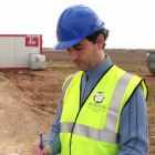 Roberto Martínez de Salinas realizando mediciones durante el Plan de Vigilancia Ambiental.-E. M.