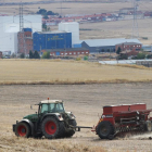 Un tractor en plenas tareas de labranza en una explotación cerealística de Castilla y León.-BRÁGIMO