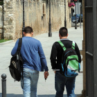 Dos alumnos atraviesan caminando la puerta de Romeros.-ISRAEL L. MURILLO