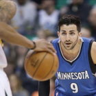 Ricky Rubio marcando a George Hill durante el partido.-EFE / GEORGE FREY