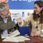Luis Escribano y Gema Conde firman el convenio.-SANTI OTERO