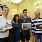 Los premiados posan con sus fotografías tras recibir los premios de la diputada Inmaculada Sierra.-RAÚL OCHOA