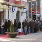 Burgaleses hacen cola a las puertas de una administración de lotería de la capital tras el sorteo de Navidad.-R. OCHOA