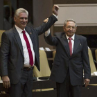 Raúl Castro (derecha) levanta el brazo del nuevo presidente de Cuba, tras ser nombrado oficialmente por la Asamblea Nacional, en La Habana, el 19 de abril.-AFP