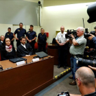 Beate Zschaepe, junto a sus abogados, antes de escuchar la sentencia a cadena perpetua.-AFP / MICHAELA REHLE