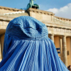 Una mujer con burka durante una manifestación contra el despliegue de tropas en Afganistán, en Berlín, en el 2010.-AFP / DAVID GANNON