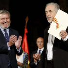 El cineasta Fernando Trueba  ha recogido hoy de manos del ministro de Cultura, Íñigo Méndez de Vigo, el Premio Nacional de Cinematografía 2015.-JAVIER ETXEZARRETA