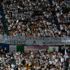 Cartel en honor al Chapecoense, en el estadio del Atlético de Medellín.-EFE / LUIS EDUARDO NORIEGA