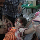 Dos niñas sirias son atendidas en un hospital de la localidad rebelde de Douma tras sufrir un ataque aéreo del régimen de Damasco.-AFP / ABD DOUMANY
