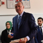 Erdogan vota en un colegio electoral en Estambul.-BULENT KILIC (AFP)