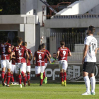 Los jugadores del Po ntevedra celebran el gol de Pedro Vázquez ante la frustación de Adrián Cruz.-SANTI OTERO