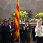 El 'president' Carles Puigdemont y su Govern, en la firma del compromiso por el referéndum, el 21 de abril en el Palau de la Generalitat.-ALBERT BERTRAN