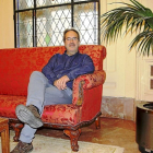 El alcalde de Zamora, Francisco Guarido, sentado en el sofá recién tapizado.-E.M