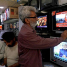Un ciudadano pakistaní se informa tras el derribo de dos cazas indios.-AKHTAR SOOMRO (REUTERS)