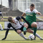 Prosi, que regresó tras su lesión e hizo un buen partido, comete falta sobre un jugador del Racing de Ferrol.-SANTI OTERO