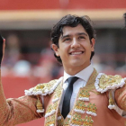 El torero mexicano levanta los dos trofeos en la plaza arandina.-P.L.D.