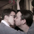 Iglesias y Errejón se besan en la ceremonia de premios de la Asociación de Periodistas Parlamentarios.-LA SEXTA