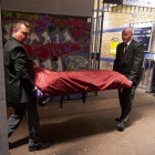 Traslado del cadáver de uno de los tres jóvenes grafiteros atropellados en el sur de Londres.-NIKLAS HALLE N / AFP